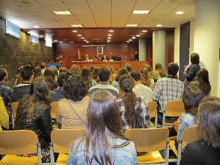 Un grupo de alumnos visita el Palacio de Justicia de Cáceres (4)